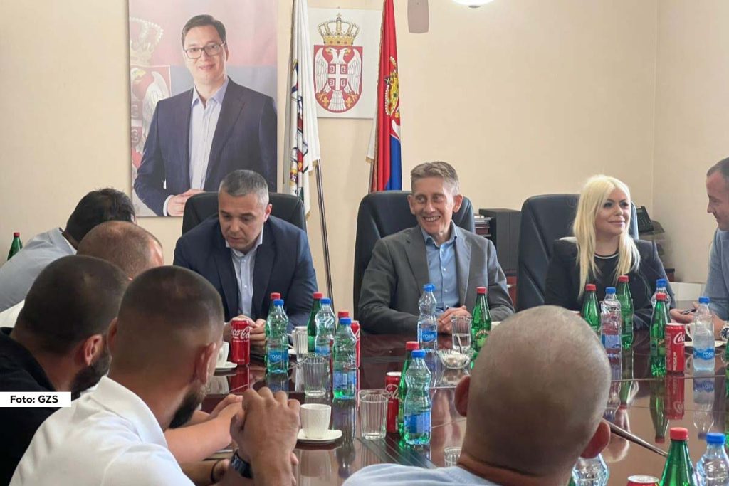 Danas je održan važan sastanak u Arilju na temu otkupa maline, koji je okupio predstavnike Udruženja proizvođača maline "Vilamet" i veće otkupljivače ovog voća. Ministar poljoprivrede, šumarstva i vodoprivrede Aleksandar Martinović istakao je da je ovogodišnji rod maline znatno podbacio, čak do 50% u odnosu na očekivanja, što bi moglo dovesti do povećanja otkupne cene.