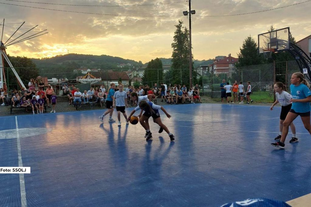 Poslednji u nizu sportskih događaja koji su upriličeni u okviru ,,Dana drinske regate-Ljubovija 2024" je turnir u basketu. Takmičenje je održano 08.07.2024.godine na otvorenom košarkaškom terenu SŠ ,,Vuk Karadžić" u Ljuboviji. Učešće na ovogodišnjem turniru uzelo je 15 ekipa u okviru 4 kategorije.