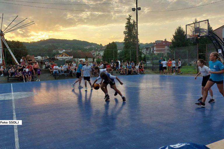 Poslednji u nizu sportskih događaja koji su upriličeni u okviru ,,Dana drinske regate-Ljubovija 2024" je turnir u basketu. Takmičenje je održano 08.07.2024.godine na otvorenom košarkaškom terenu SŠ ,,Vuk Karadžić" u Ljuboviji. Učešće na ovogodišnjem turniru uzelo je 15 ekipa u okviru 4 kategorije.