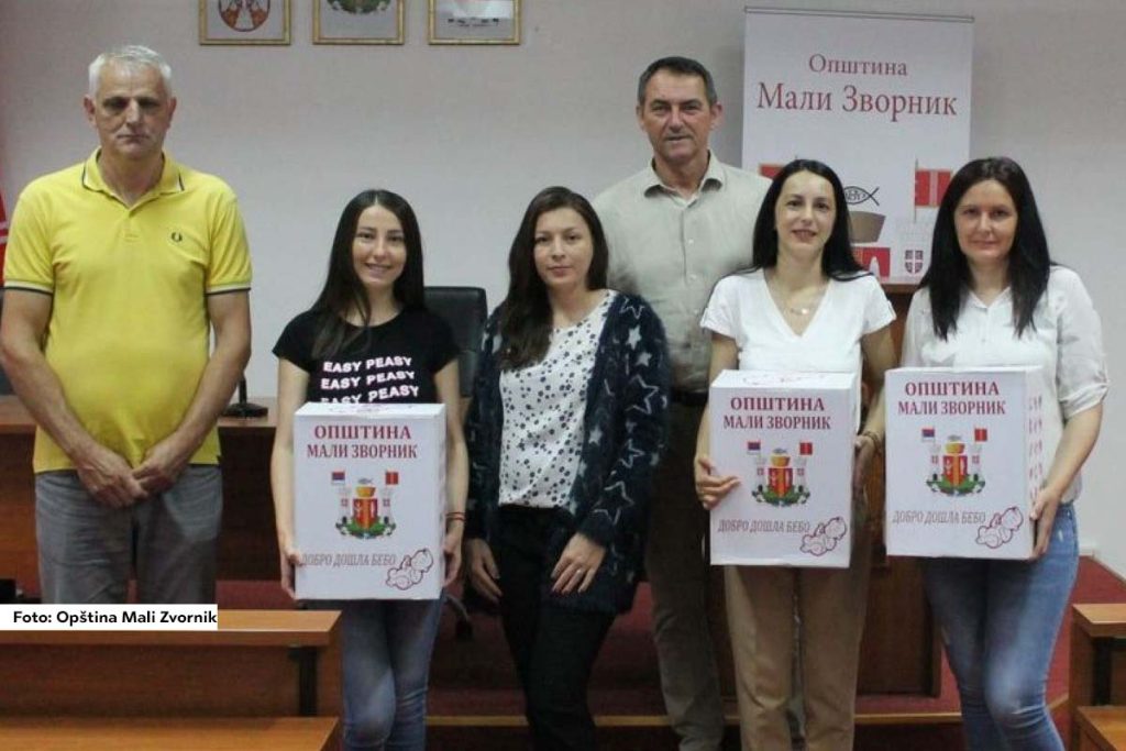 U cilju podrške porodicama na teritoriji opštine Mali Zvornik, zamenik predsednika opštine Milisav Despotović, svečano je uručio pakete za bebe koje su rođene u maju na teritoriji opštine Mali Zvornik, a koje obuhvataju neke od neophodnih elementa za negu novorođenčadi, pružajući praktičnu pomoć u prvim mesecima života.