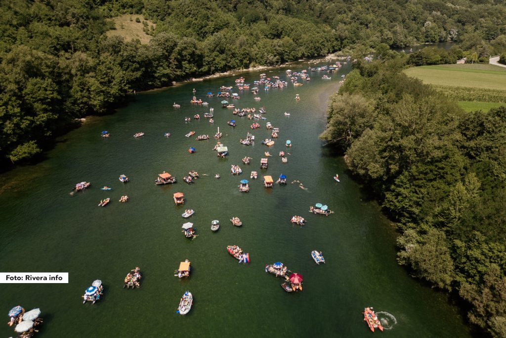 U subotu je u Ljuboviji održana tradicionalna Drinska regata, koja je ove godine okupila izuzetno veliki broj učesnika. Prema podacima iz Turističke organizacije opštine Ljubovija, više od 1.000 plovila sa oko 20.000 učesnika krstarilo je Drinom, stvarajući spektakularan prizor.