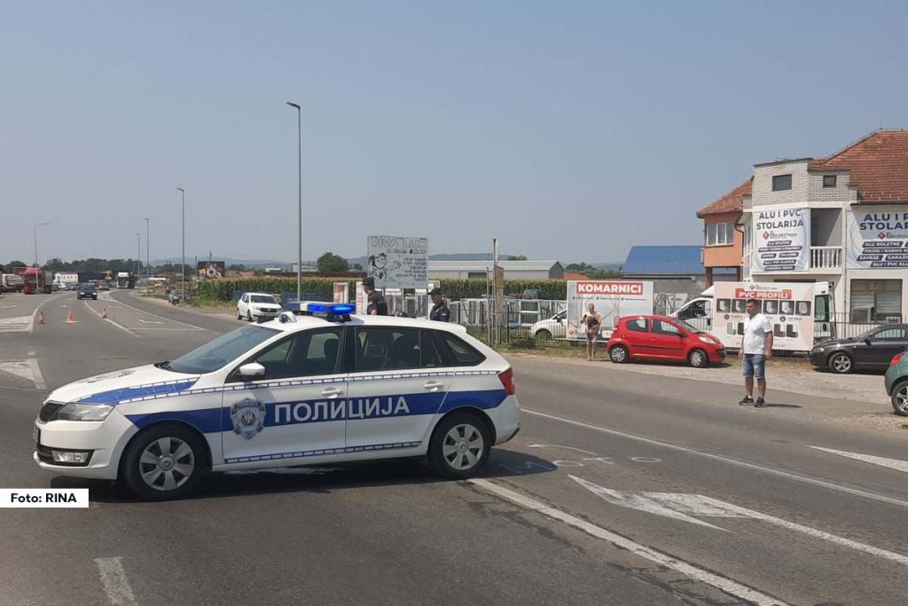 U noći između subote i nedelje, na kontrolnom punktu u blizini OMV pumpe u Lipničkom Šoru, došlo je do napada na policajce prilikom kontrole vozila.