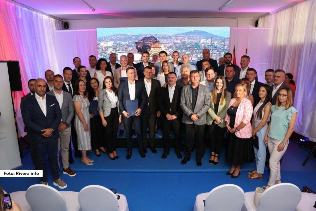 Danas je u Smederevskoj Palanci, u zgradi opštine koja je prethodno prošla kroz program energetske sanacije, ministarka rudarstva i energetike Dubravka Đedović Handanović uručila ugovore za energetsku obnovu objekata od javnog značaja. Ovaj program obuhvata 41 opštinu i gradove širom Srbije, pružajući ključnu podršku lokalnim zajednicama u unapređenju energetske efikasnosti njihovih objekata.
