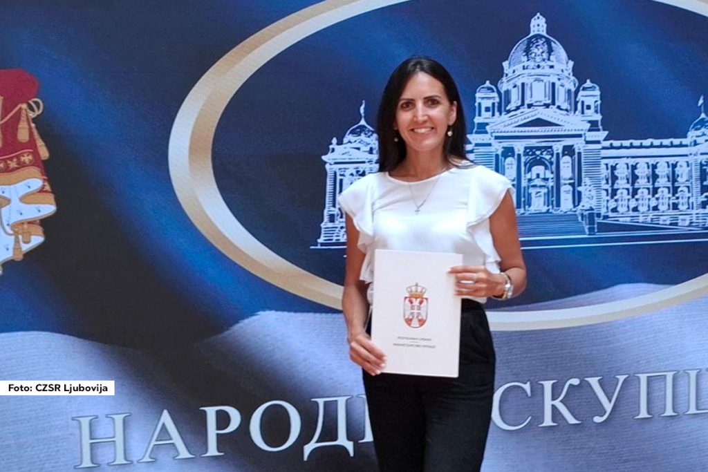 U sredu je ministarka pravde Maja Popović uručila ugovore o dodeli sredstava prikupljenih po osnovu odlaganja krivičnog gonjenja (oportunitet) za 200 projekata od javnog značaja. Ljubovija je jedna od retkih opština koja je dobila sredstva za dva projekta.