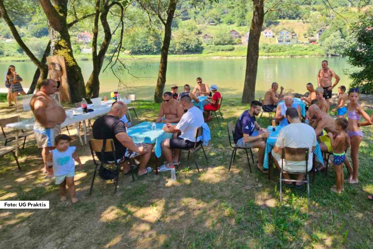 U nedelju, 28. jula u organizaciji UG Praktis održan je “Dan društvenih igara” na kupalištu u Lonjinu. Učesnici su imali priliku da se takmiče u kartaškoj igri „Tablić“, „Ne ljuti se čoveče“ i pikadu. Ovaj događaj je imao i humanitarni karakter jer su sredstva koja su prikupljena na ime kotizacije za učešće u takmičenju u iznosu od 24.470 dinara uplaćena za lečenje Igora Brkića.