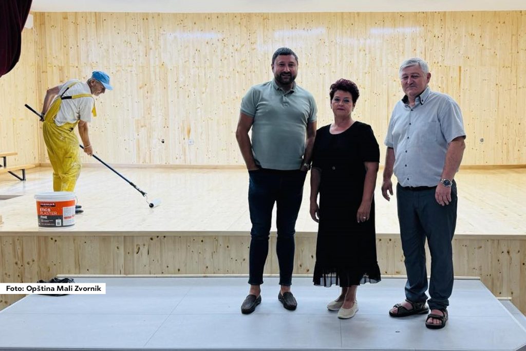 Uslovi za izvođenje programa na sceni Doma kulture u Malom Zvorniku poboljšani su rekonstrukcijom pozornice i bine u Velikoj sali. Prema rečima direktorke Biblioteke “17. septembar” Slavojke Spasenović, tome će doprineti i nabavka novog ozvučenja i ostale neophodne tehničke opreme. Ona je navela da su radovi na obnovi pozornice i bine završeni, a da je u toku sprovođenje procedure javne nabavke ozvučenja i ostalih tehničkih uređaja.