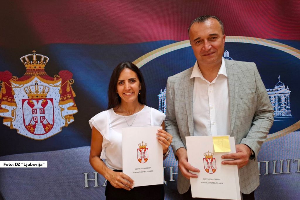 Dom zdravlja Ljubovija takođe je učestvovao u projektu, a potpisivanju ugovora prisustvovali su direktor Doma zdravlja Ljubovija Saša Marković i direktorka Centra za socijalni rad Ljubovija Milica Mijailović. Dom zdravlja u Ljuboviji dobio je sredstva u iznosu od 3,5 miliona dinara koja će biti iskorišćena za nabavku još jedne stomatološke stolice i rendgen aparata za stomatologiju.