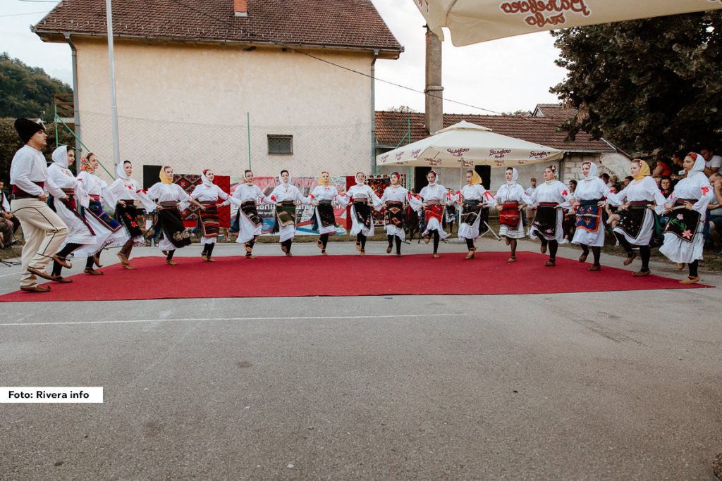 Već godinama, na Ivanjdan u Peckoj, održava se ssabor folklora u kojoj učestvuje srpski narod sa obe strane Drine.