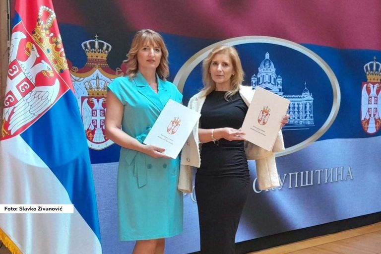 Ministarka pravde Maja Popović održala je svečanu ceremoniju uručenja ugovora za 200 projekata od javnog značaja iz oblasti zdravstva, kulture, prosvete, socijalne zaštite i humanitarnog rada, čiji su budžeti obezbeđeni kroz sredstva prikupljena od odlaganja krivičnog gonjenja (oporutnitet).