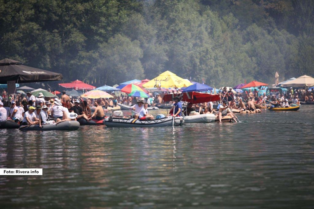 Danas se održava 23. Po redu Drinska regata u Ljuboviji, jedna od omiljenijih manifestacija koja privlači ljubitelje prirode i sporta iz svih krajeva Srbije. Na obali reke Drine okupili su se brojni učesnici svih uzrasta spremni za dobru zabavu i druženje.