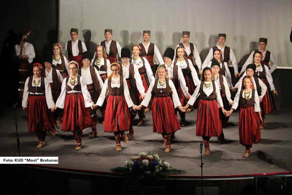 Članovi Kulturno-umetničkog društva "Most" iz Bratunca će od 25. do 29. jula uzeti učešće na projektu “Omladinski kamp Istražimo Srbiju”, koji organizuje Razvojni centar Vojvodine. Ovaj projekat ima za cilj da okupi mlade iz različitih delova regiona kako bi zajedno istraživali kulturno i prirodno bogatstvo Srbije.