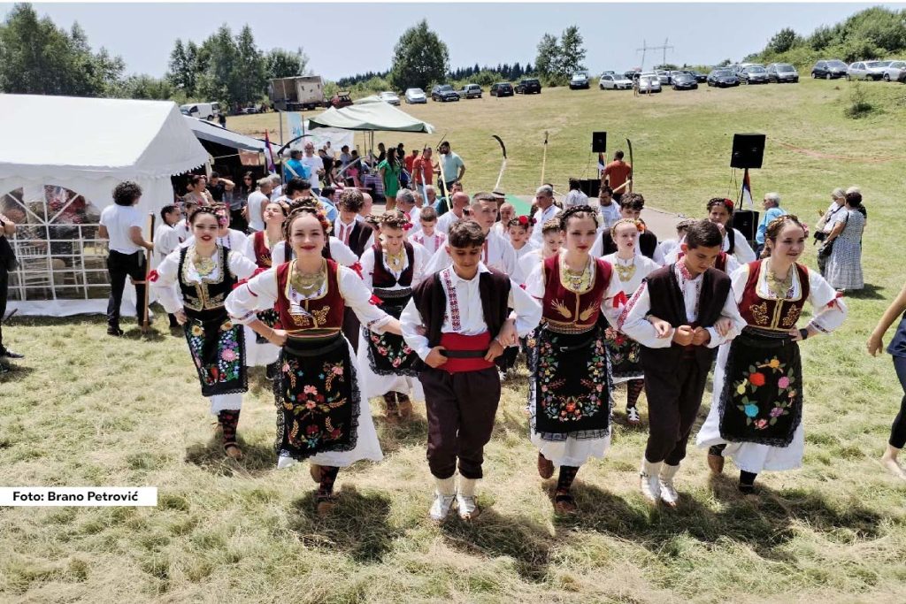 Posetioci su mogli da se odmore od svakodnevnih obaveza u cistom planinskom vazduhu Jagodnje, uzivaju u kulturno-umetnickom programu i narodnom viseboju. I ove godine njavecu paznju privuklo je takmicenje u kosenju rucnom kosom.