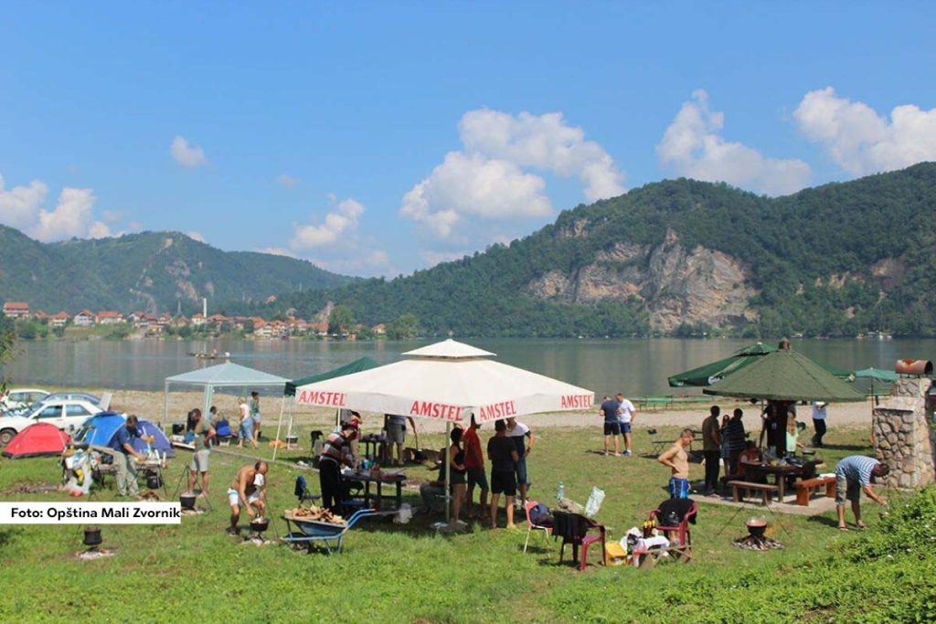 Sutra uveče, grad Mali Zvornik otvara svoje najuzbudljivije letnje događanje - manifestaciju "Dani sportsko – rekreativnog i kulturnog turizma: Drina je smisao života 2024." na stadionu FK "Jedinstvo". Ovogodišnja manifestacija će takođe označiti početak 27. "Somovijade", tradicionalnog ribolovačkog takmičenja koje okuplja ljubitelje ribolova iz cele Srbije i regiona.