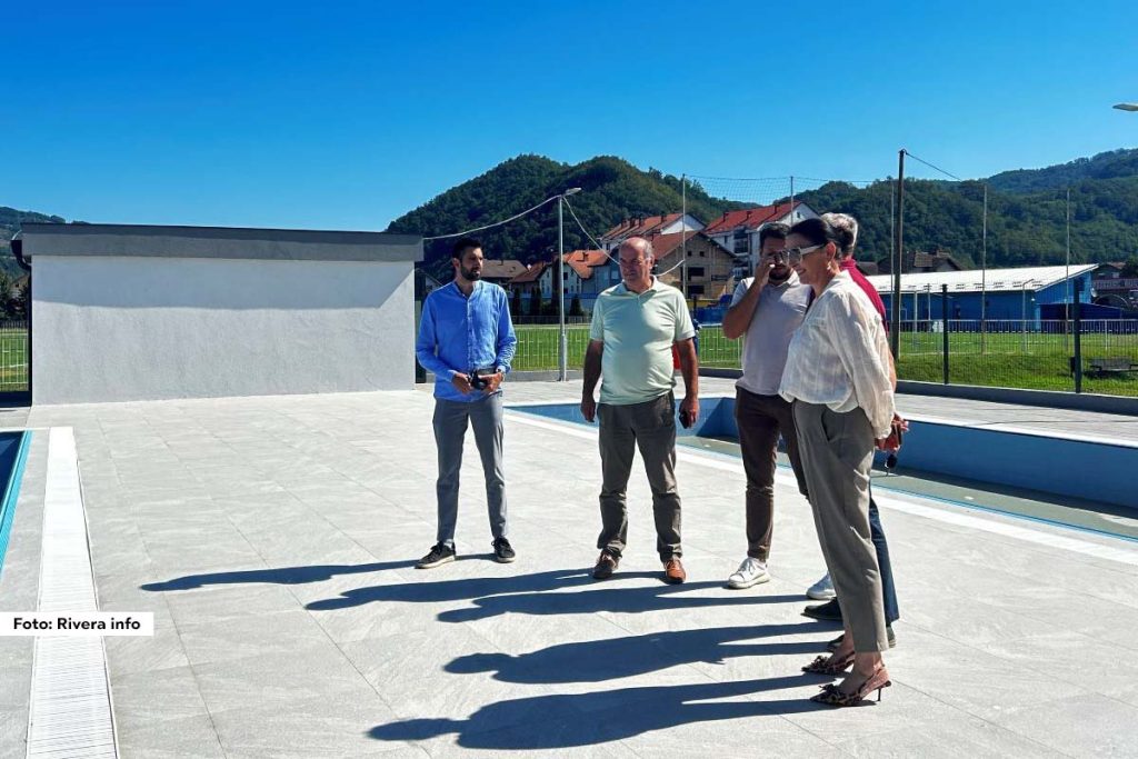 Danas je u opštini Ljubovija izvršena primopredaja radova na izgradnji bazena, koja je označila završetak projekta. Događaju su prisustvovali predstavnici izvođača radova, lokalne samouprave i načelnik opštinske uprave Vladimir Petrović, što je označilo ključni korak ka otvaranju ovog važnog sportskog objekta građanima.