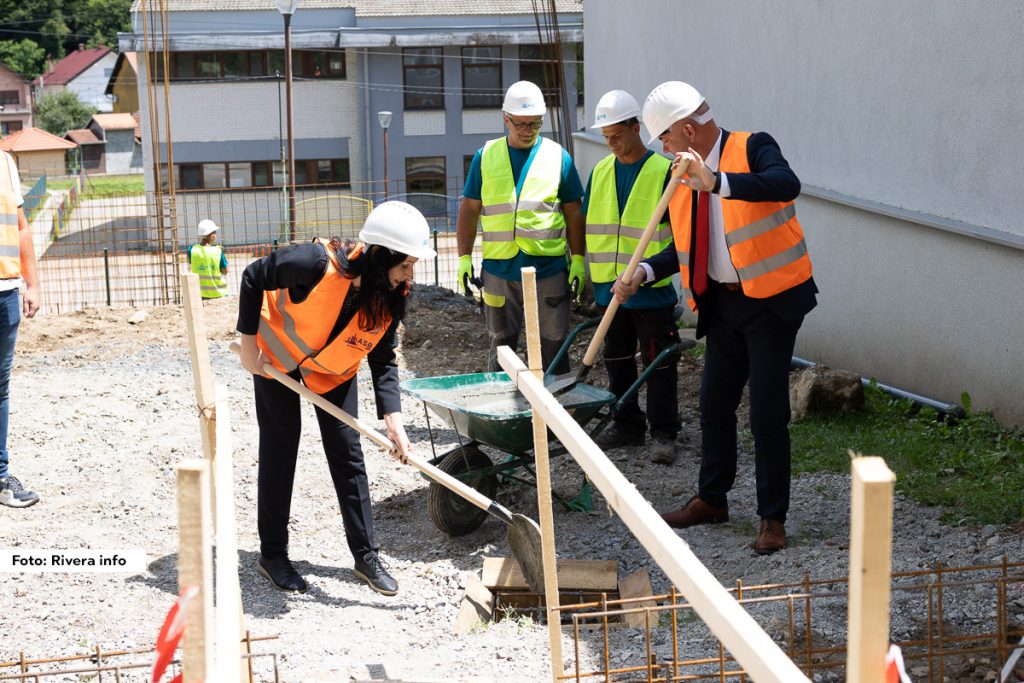 Ministarka državne uprave i lokalne samouprave Jelena Žarić Kovačević i predsednik opštine Osečina Nikola Tomić položili su danas kamen temeljac za dogradnju objekta srednje škole OVC „Braća Nedić“ u Osečini. Polaganju kamena temeljca za proširenje škole prisustvao je i državni sekretar u MDULS-u Đorđe Dabić.