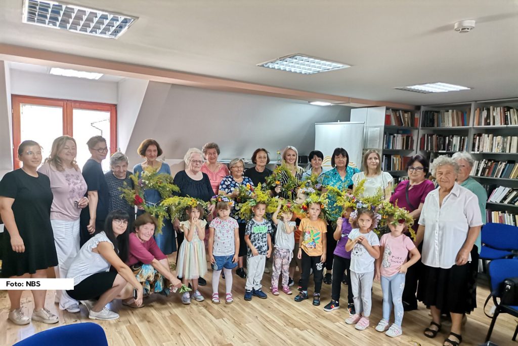 U čitaonici naučnog odeljenja Narodne biblioteke Osečina, u petak, 05.07.2024. godine, održana je radionicakoja je okupila decu iz vrtića sa vaspitačicama Zoricom Pavlović i Mirom Nikolić.