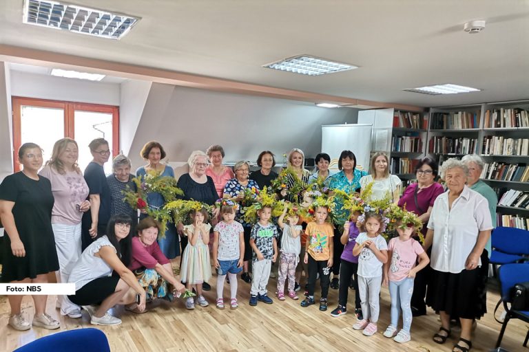 U čitaonici naučnog odeljenja Narodne biblioteke Osečina, u petak, 05.07.2024. godine, održana je radionicakoja je okupila decu iz vrtića sa vaspitačicama Zoricom Pavlović i Mirom Nikolić.