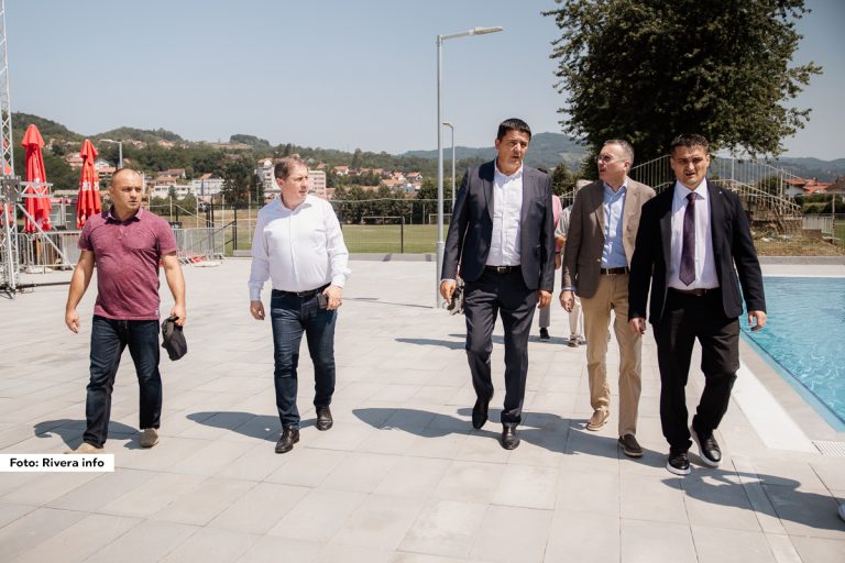 U Ljuboviji održano svečano otvaranje novog bazena, događaja koji će značajno obogatiti lokalnu zajednicu i pružiti nova, rekreativna i sportska iskustva građanima. Bazen su svečano otvorili državni sekretar Ministarstva turizma i omladine Uroš Kandić, savetnik ministra turizma i omladine Goran Josipović i predsednik opštine Ljubovija Milan Jovanović.