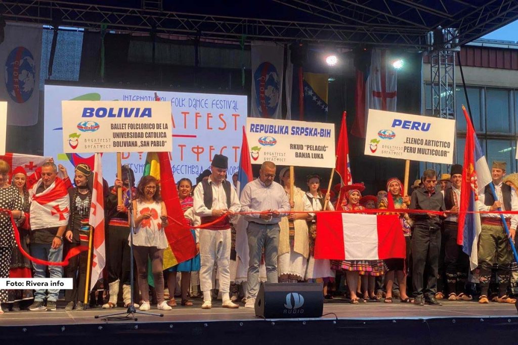 BogatFest je u utorak svečano otvoren u Bogatiću. Na otvaranju, prisutni su imali čast da pozdrave predstavnike iz najrazličitijih krajeva sveta koji su došli da podele svoje tradicije i običaje sa mačvanskom publikom. Nakon predstavljanja učesnika, pušteni su beli golubovi i presečena je vrpca, simbolično označavajući početak ovog značajnog događaja.