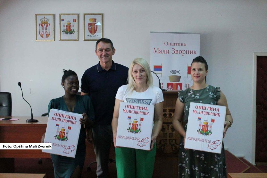 U opštini Mali Zvornik, zamenik predsednika Milisav Despotović nedavno je uručio poklon pakete roditeljima četiri bebe rođene u junu 2024. godine. Ovaj gest lokalne samouprave uključivao je i finansijsku pomoć od po 100.000 dinara po porodici, u okviru roditeljskog dodatka.