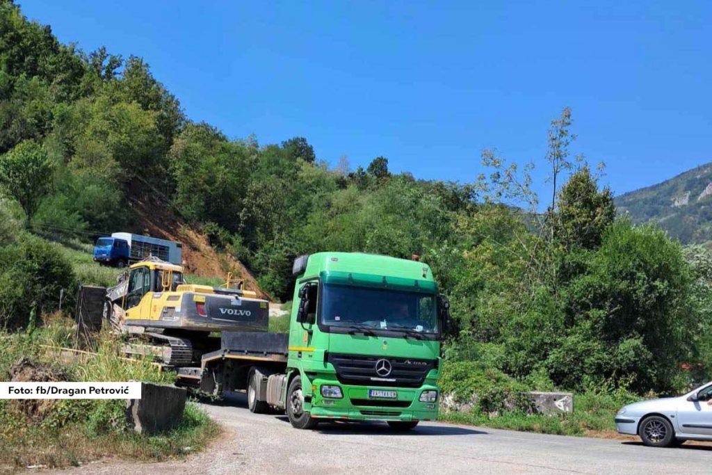 Na skupu koji je u sredu održan u Malom Zvorniku, gde je predsednik Aleksandar Vučić razgovarao sa građanima, dao je obećanje Draganu Petroviću iz sela Orovička planina da će dobiti put do svog sela i da će mašine biti za tri do četiri dana u tom mestu.