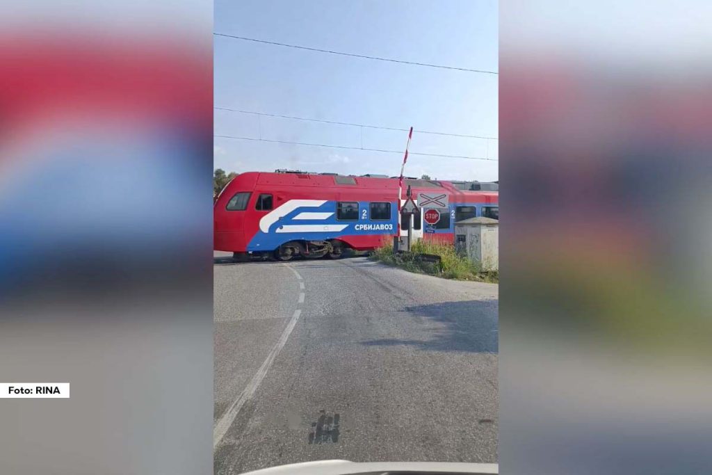 Vozači u naselju Divci kod Valjeva suočeni su sa ozbiljnom opasnošću zbog nefunkcionalne rampe na pružnom prelazu. Zbog kvara na rampi, koja ne obavlja svoju funkciju kako treba, vozači se moraju posebno oprezno ponašati prilikom prelaska preko pruge.