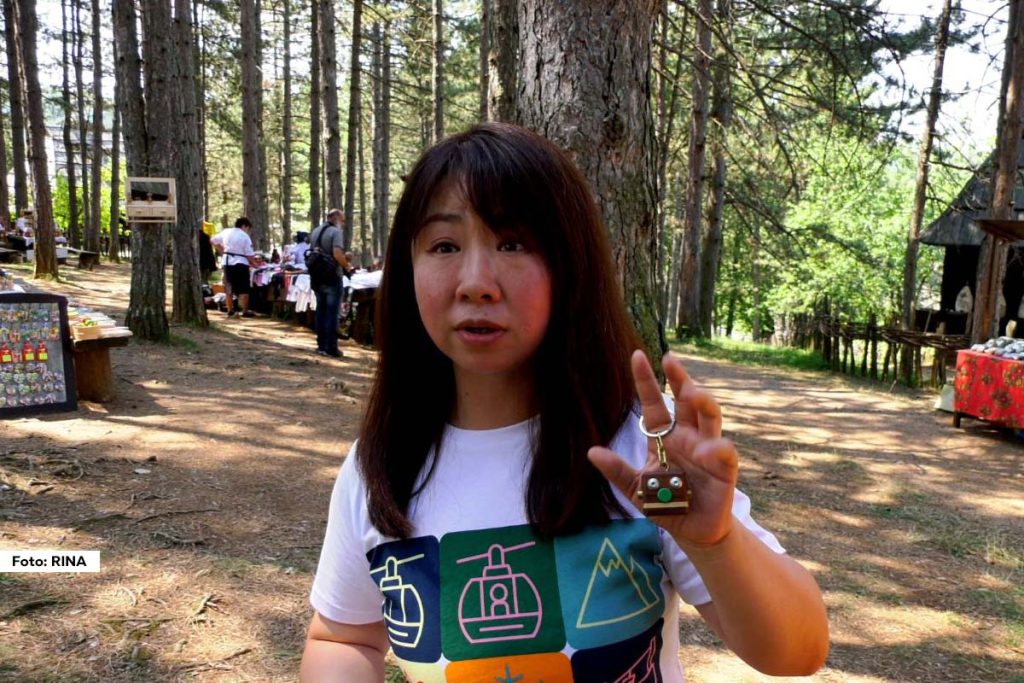 Turisti iz Kine oduševljeni su posetom Vašaru starih zanata u Sirogojnu, koji se svake godine održava u srpskom Muzeju na otvorenom „Staro selo“. Ovaj jedinstveni muzej, smešten u prelepom selu Sirogojno na planini Zlatibor, poznat je po očuvanju srpske tradicije i pružanju uvida u život naših predaka.