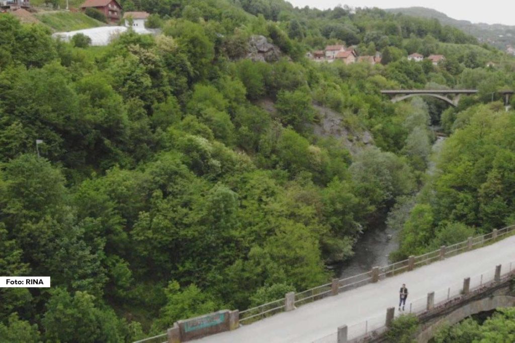Užice će u subotu, 17. avgusta, biti domaćin tradicionalne manifestacije Skokovi sa starog železničkog mosta na Gradskoj plaži, koja počinje u 15 časova. Organizatori su potvrdili da je sve spremno za događaj koji okuplja 21 takmičara, a osim glavnog takmičenja, biće upriličen i revijalni deo uz prisustvo gostiju iznenađenja