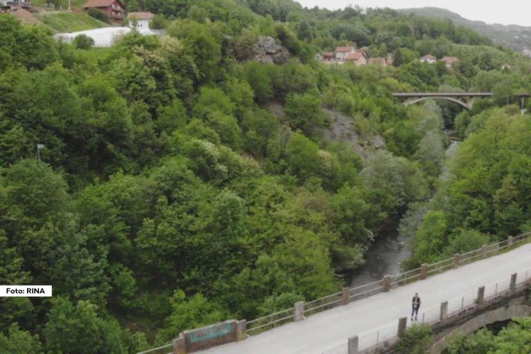 Užice će u subotu, 17. avgusta, biti domaćin tradicionalne manifestacije Skokovi sa starog železničkog mosta na Gradskoj plaži, koja počinje u 15 časova. Organizatori su potvrdili da je sve spremno za događaj koji okuplja 21 takmičara, a osim glavnog takmičenja, biće upriličen i revijalni deo uz prisustvo gostiju iznenađenja
