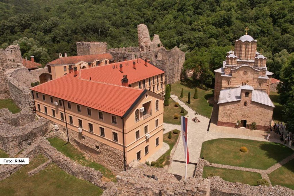 U podnožju Kučajskih planina u selu Senje nadomak Ćuprije smestila se najveća zadužbina srpskog kneza Lazara Hrebljanovića koja je podignuta, kako se veruje, po nagovoru kneginje Milice koja je savetovala Lazara da podigne zadužbinu za spas svoje duše.