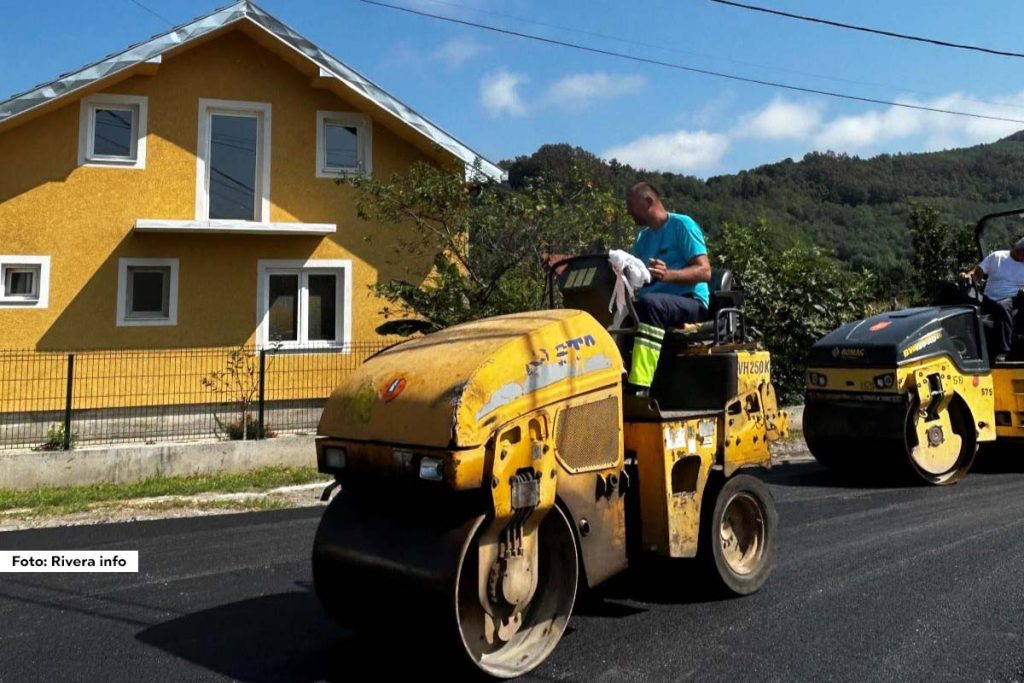 Danas je počelo asfaltiranje ulice Milunke Savić u Ljuboviji, a radove su obišli predsednik opštine Milan Jovanović, član opštinskog veća Aleksandar Perić i savetnik predsednika opštine Sreto Perić.