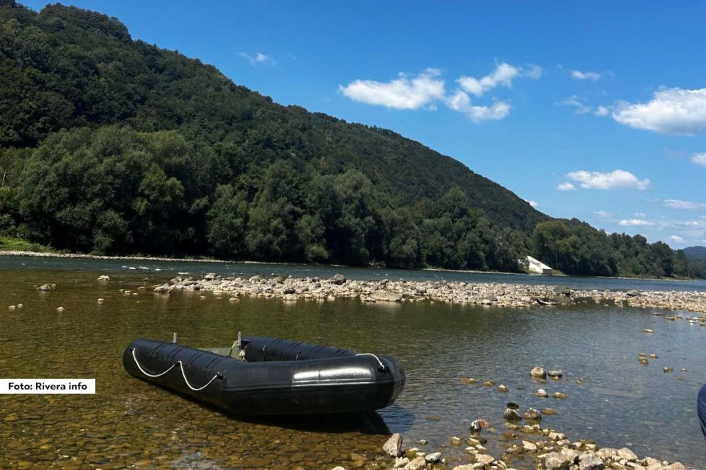 Tokom noći na reci Drini u opštini Ljubovija, prevrnuo se čamac sa migrantima. Incident se desio 10 km uzvodno, kod mesta Drlače, a granična policija obaveštena je oko 5:00 sati ujutru.