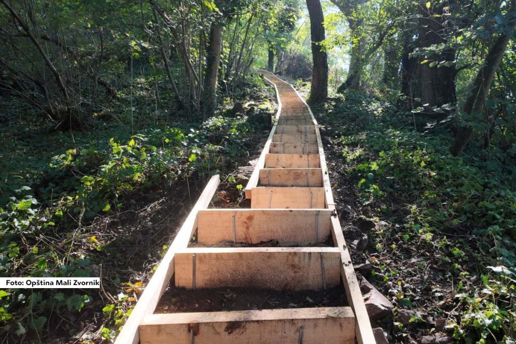 U opštini Mali Zvornik započeta je izgradnja pešačke staze koja će omogućiti lakši pristup arheološkom nalazištu „Orlovine“, važnom kulturno-turističkom lokalitetu. Projekat, koji finansira Evropska unija preko EU PRO PLUS programa, predviđa i uređenje vidikovca sa kojeg će posetioci moći da uživaju u pogledu na Zvorničko jezero.