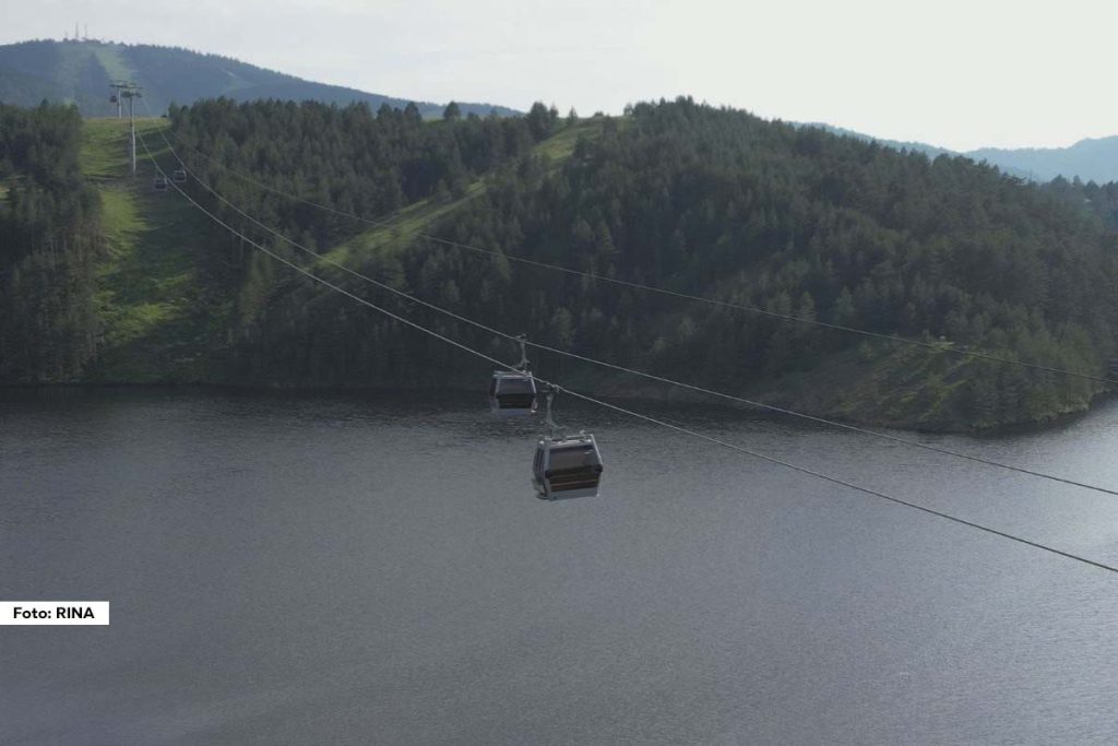 Zlatiborska Gold Gondola, poznata po svojoj popularnosti tokom letnjih meseci, nastavlja da privlači posetioce i tokom jesenjih dana. Ova atrakcija nudi idealan način za uživanje u prirodnim lepotama Zlatibora s dolaskom hladnijih, ali prijatnih temperatura.