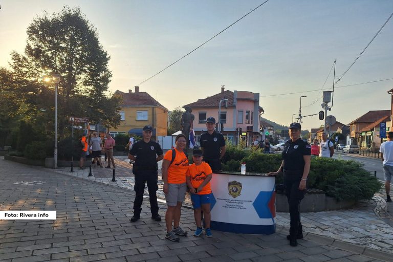 Povodom obeležavanja "Dana pešaka", Policijska stanica Osečina je preventivne aktivnosti posvetila pešacima varošice Osečine.