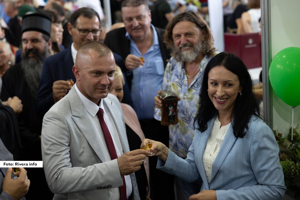 Juče u 13 h svečano je otvoren 19. Sajam šljiva u Osečini. Sajam je otvorila ministarka Ministarstva državne uprave i lokalne samouprave Jelena Žarić Kovačević.