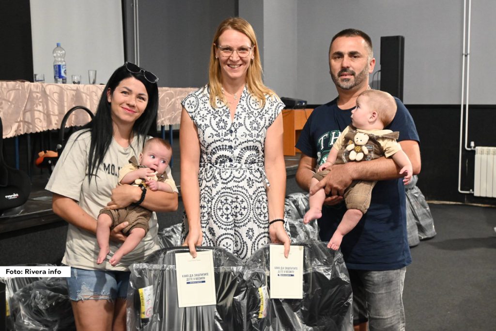 Danas je u bioskopskoj sali Narodne biblioteke Osečina organizovano uručivanje dečijih autosedišta i obuka za pravilnu upotrebu. Predavanje i obuku o značaju i bezbednoj upotrebi autosedišta održala je Agencija za bezbednost saobraćaja.