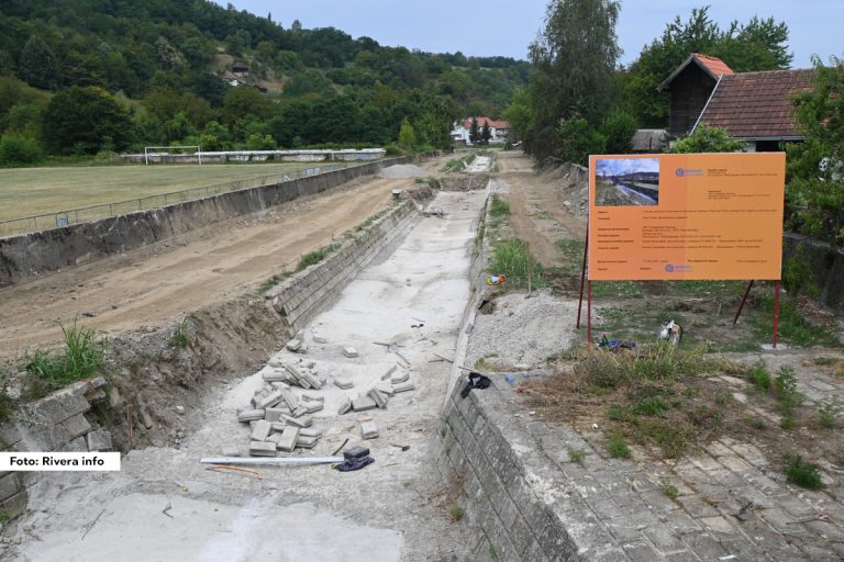 Nakon deset godina od poplava iz maja 2014. godine, kada je došlo do oštećenja uređenog korita reke Dragodolke, Carinke i Pecke, u delu kroz naseljeno mesto Pecka, započeti su radovi na rekonstrukciji ovih deonica.