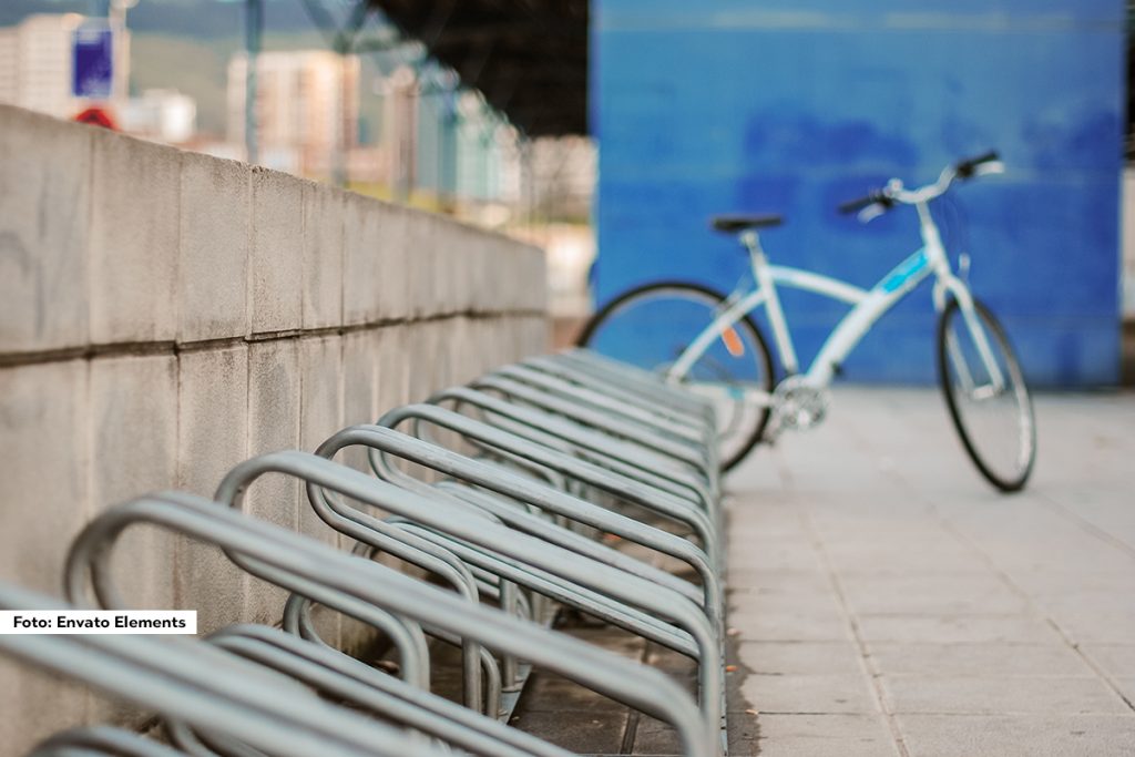 U skladu sa predvidjenim aktivnostima, grupa GG Mladi LJubovija pristupila je realizaciji projekta i u prethodnim danima stiglo je svih pet predviđenih stalaka za bicikla koji će biti postavljena na pet najprometnijih lokacija u gradu.