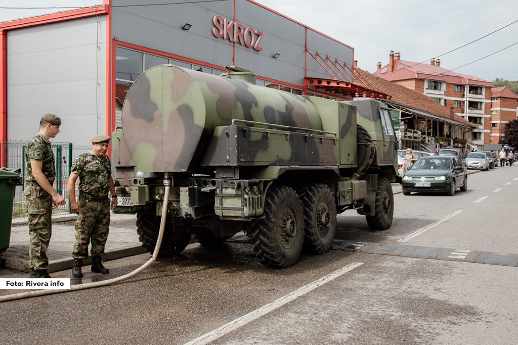 Na sednici Opštinskog štaba za vanredne situacije opštine Ljubovija, održanoj u petak u večernjim satima, doneta je odluka da se u četiri mesne zajednice, koje su u ovom momentu, najugroženije elementarnom nepogodom - sušom, proglasi vanredna situacija i to u Gračanici, Postenju, Donjoj Orovici i Grčiću. U Štabu su naglasili da se situacija sa nedostatkom vode prati i u ostalim mesnim zajednicama na području opštine Ljubovija i u skladu sa potrebama u narednim danima biće preduzete adekvatne mere.
