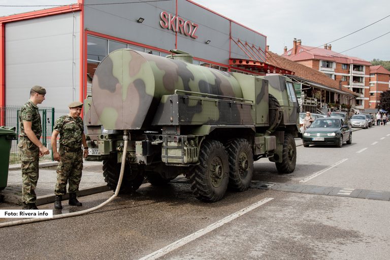 Na sednici Opštinskog štaba za vanredne situacije opštine Ljubovija, održanoj u petak u večernjim satima, doneta je odluka da se u četiri mesne zajednice, koje su u ovom momentu, najugroženije elementarnom nepogodom - sušom, proglasi vanredna situacija i to u Gračanici, Postenju, Donjoj Orovici i Grčiću. U Štabu su naglasili da se situacija sa nedostatkom vode prati i u ostalim mesnim zajednicama na području opštine Ljubovija i u skladu sa potrebama u narednim danima biće preduzete adekvatne mere.