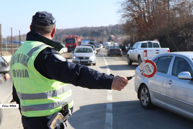 Povodom početka nove školske godine, saobraćajna policija će pojačati nadzor u blizini škola kako bi osigurala bezbednost svih učesnika u saobraćaju, s posebnim naglaskom na bezbednost đaka pešaka.