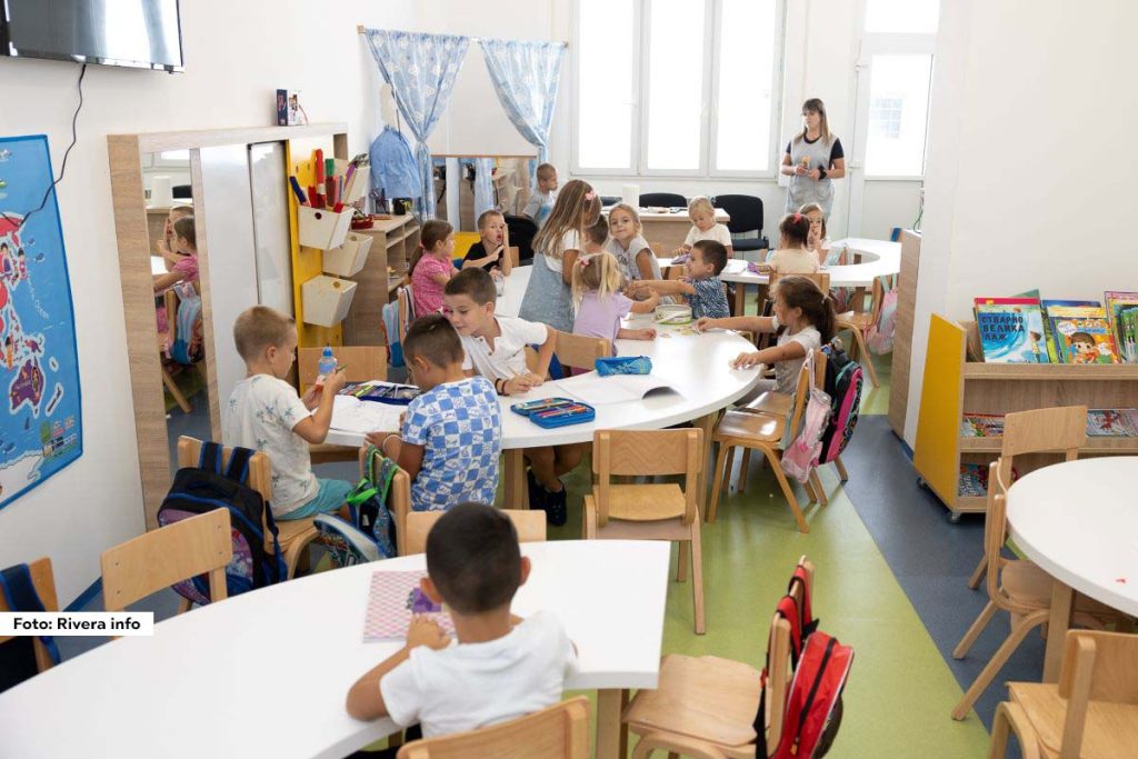 U okviru projekta “Inkluzivno predškolsko vaspitanje i obrazovanje”, koje realizuje Ministarstvo prosvete iz zajma Svetske banke, rekonstruisana je i opremljena prostorija u okviru Biblioteke “Milovan Glišić” u Ljuboviji, prostor nekadašnjeg Udruženja “Osmeh”. Ovim je dodatno proširen smeštajni kapaciteti Predškolske ustanove “Poletarac”, što je omogućilo da ove godine vrtić u Ljuboviji primi svu decu koja su konkurisala za upis. 