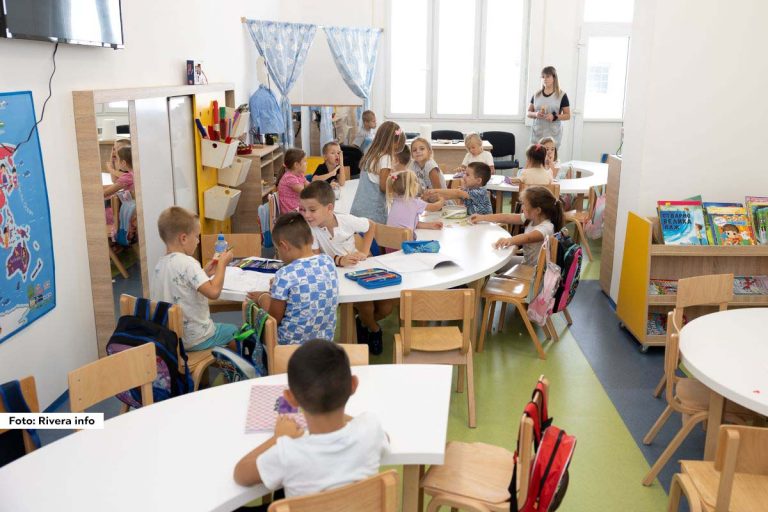 U okviru projekta “Inkluzivno predškolsko vaspitanje i obrazovanje”, koje realizuje Ministarstvo prosvete iz zajma Svetske banke, rekonstruisana je i opremljena prostorija u okviru Biblioteke “Milovan Glišić” u Ljuboviji, prostor nekadašnjeg Udruženja “Osmeh”. Ovim je dodatno proširen smeštajni kapaciteti Predškolske ustanove “Poletarac”, što je omogućilo da ove godine vrtić u Ljuboviji primi svu decu koja su konkurisala za upis. 