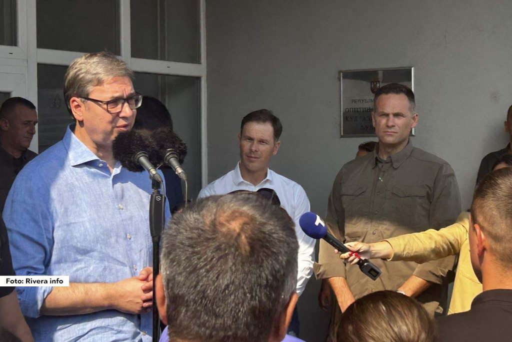 Predsednik Srbije Aleksandar Vučić, boravi danas u Ljuboviji, gde razgovara sa građanima o ključnom pitanju vezanom za iskopavanje litijuma. Tokom posete, Vučić je istakao važnost transparentnosti u donošenju odluka koje se tiču prirodnih resursa i očuvanja životne sredine.