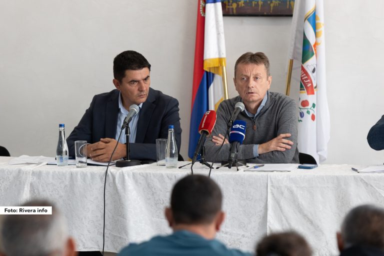 Ministar za javna ulaganja Darko Glišić posetio je u sredu opštinu Ljubovija gde je u sali Skupštine opštine održao sastanak sa građanima na kojem je glavna tema bila rešavanje problema sa vodosnabdevanjem u selima ove opštine. Pored ministra Glišića, sastanku su prisustvovali i načelnik Mačvanskog upravnog okruga Željko Marjanović, pomoćnik ministra Vladimir Mićić i predsednik Opštine Ljubovija Milan Jovanović. U sali su bili i predstavnici Javnog komunalnog preduzeća “Standard” u čijoj nadležnosti je gradski vodovod.