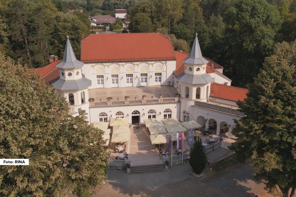 Banja Koviljača jedan je od najlepših i najvećih parkova na Balkanu, lečilište u kom su boravili kraljevi ali i Vuk Karadžić i Dositej Obradović. Ušuškana u Podrinju i u podnožju planinskih masiva Gučeva, Banja Koviljača nadomak Loznice važi za jednu od najlepših, ali i najlekovitijih banja u regionu. Još od davnina poznata je kao mesto u koje su mnogi ljudi dolazili po svoj spas, a i pronalazili ga. U njoj su se nekada davno lečili čak i Rimljani, ali i veliki broj viđenijih ljudi na Balkanu.