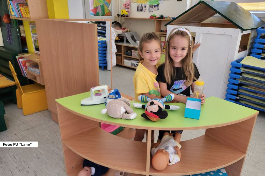 Novu radnu, vaspitnu godinu u Preškolskoj ustanovi "Lane" u Osečini započeli su u lepo uređenoj radnoj sobi, uz veselu, zdravu i srećnu decu. Sređeni zidovi, pod, nameštaj i celine za igru, delo su roditelja dece iz grupe