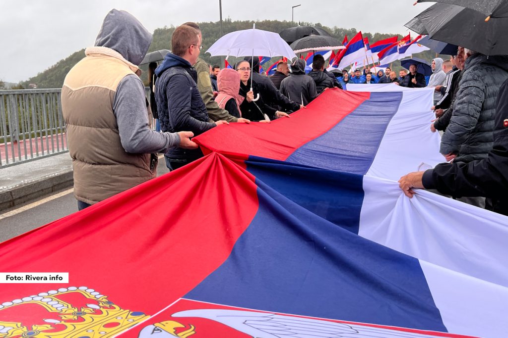 Srbija i Republika Srpska danas obeležavaju zajednički praznik – Dan srpskog jedinstva, slobode i nacionalne zastave, koji je ustanovljen sećanjem na godišnjicu proboja Solunskog fronta, 15. septembra 1918. godine. Povodom obeležavanja praznika, simbolično su spajene zastave Republike Srbije i Republike Srpske na mostu Bratoljub, koji spaja Ljuboviju i Bratunac, uz prisustvo velikog broja građana ove dve bratske opštine.