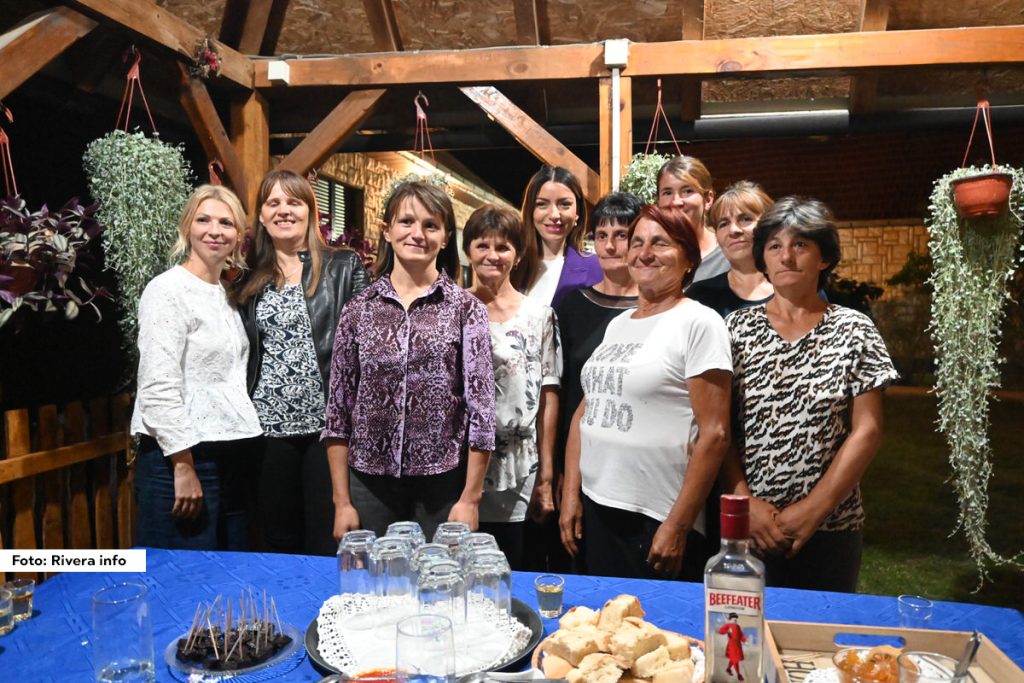 Ministarka privrede, Adrijana Mesarović, danas je u opštini Osečina posetila žensku manufakturu - proizvodnju slatkog programa od šljiva u selu Gornje Crniljevo, i tom prilikom najavila program podsticanja ženskog preduzetništva.